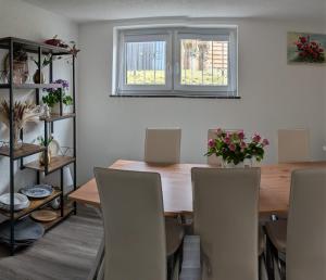 a dining room with a wooden table and chairs at Ferienwohnung Molly in Neusitz