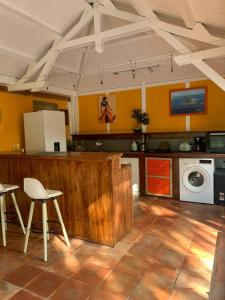 a kitchen with a counter and a washing machine at Maison Centre-ville Mer à pied in Saint-François