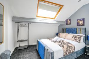 a bedroom with a bed with a window above it at -RA83- For your relaxed,Cosy stay,Free Parking in Leeds