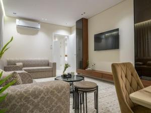 a living room with a couch and a table at أزهار طيبة in Al Madinah