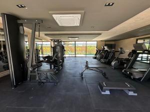 siłownia z bieżniami i maszynami w pomieszczeniu w obiekcie Itah Beach Resort - Beira-Mar - Delux w mieście Ipojuca