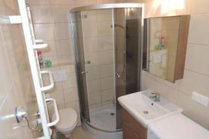 Un baño con ducha, inodoro y lavabo. en Holiday Home in Lukecin near Sandy Beach, en Łukęcin 13 fotos más