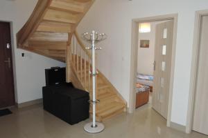 una habitación con escalera y una habitación con 1 dormitorio en Holiday Home in Lukecin near Sandy Beach, en Łukęcin