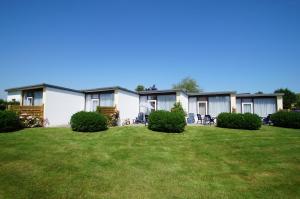 una casa con césped delante en Ferienbungalow 3, en Dahme