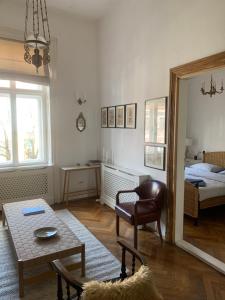 a living room with a table and a mirror at ANNO 1800 in Bistriţa