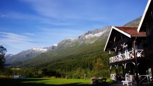 a building with a view of a mountain at Phillipshaugen Lodge in Øksendalsøra