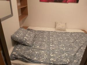 A bed or beds in a room at Simonhöhe Appartment with Swimmingpool