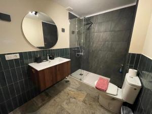 une salle de bains avec douche, toilettes et lavabo dans l'établissement Casa Dana El Cotillo with private terrace, à El Cotillo 26 autres photos