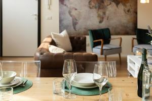 una mesa con copas y una botella de vino en Apartment in the old town of Como - MonicaComoApartment, en Como