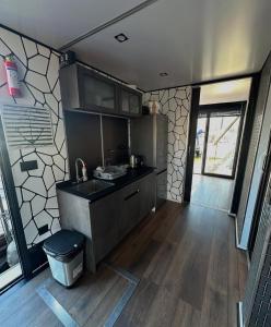 Kuchyň nebo kuchyňský kout v ubytování Bright Room Houseboat