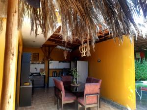 a dining room with a table and chairs and a kitchen at Casa - Hospedaje Munay Ki - Yoga - in Pisco