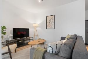 Μια τηλεόραση ή/και κέντρο ψυχαγωγίας στο COMING HOME - Moderne Wohnung mit Nähe zu Köln Messe, Flughafen, Dom, Lanxess-Arena - schnelles WLAN, 2 Bäder, 2 kostenlose Parkplätze