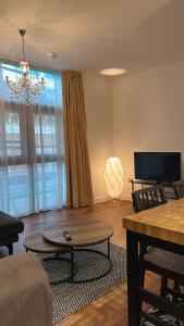 Μια τηλεόραση ή/και κέντρο ψυχαγωγίας στο Two bed apartment by LURXURY STAYS