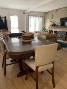 ein Esstisch und Stühle in einem Wohnzimmer in der Unterkunft Casa Quinta Arroyo del Medio in Acindar