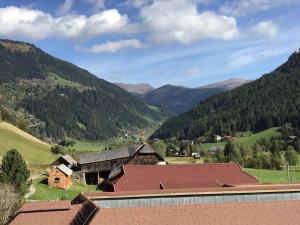 a view of a valley with mountains in the background at Wiedweg Gold in Patergassen