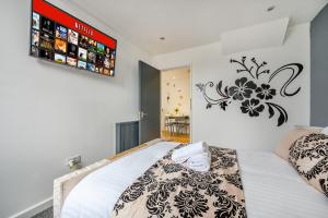 a bedroom with a bed with a black and white comforter at -RB83- For your relaxed,Cosy stay,Free Parking in Leeds