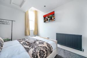 a bedroom with a bed and a window at -RB83- For your relaxed,Cosy stay,Free Parking in Leeds