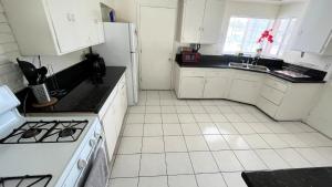 Η κουζίνα ή μικρή κουζίνα στο The Disney Hostel - Fullerton - OC