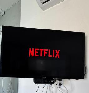 TV a/nebo společenská místnost v ubytování Suíte aconchegante com delicioso café da manhã