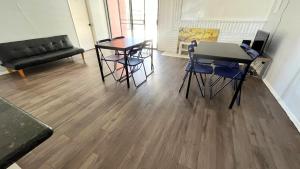 Χώρος καθιστικού στο The Disney Hostel - Fullerton - OC