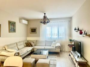 Seating area sa Adra's apartment