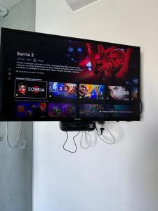 TV a/nebo společenská místnost v ubytování Suíte aconchegante com delicioso café da manhã