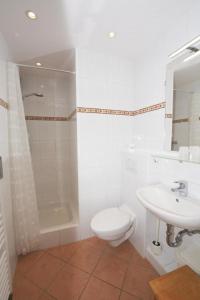 une salle de bain avec toilettes, douche et lavabo dans l'établissement 12-42, strandnah, im Herzen Westerlands, Balkon, 3 Etage, à Westerland