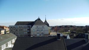 une vue depuis le toit d'un immeuble dans l'établissement 12-42, strandnah, im Herzen Westerlands, Balkon, 3 Etage, à Westerland