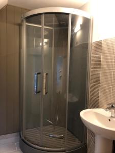 une douche en verre dans une salle de bain avec un lavabo dans l'établissement Maison familiale Centre France, à Meunet-sur-Vatan 25 autres photos