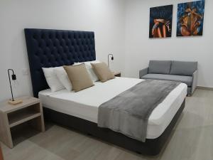 una camera da letto con un letto grande e una sedia di Charming House Tarrafal a Tarrafal