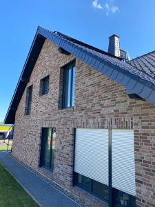 ヴァルデックにあるFerienwohnung Nahrstedtの白いガレージドア付きのレンガ造りの家