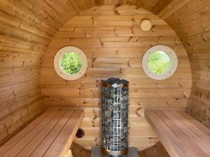 una vista interior de una sauna con dos ventanas en Tirolian Lodge East, en Bundorf