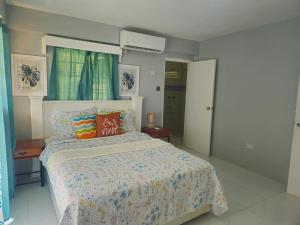 Postel nebo postele na pokoji v ubytování Sunny Acres Villa, St.Lucia
