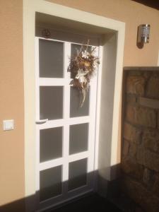 Una puerta con una corona de flores junto a una pared. en "Heideroses's", en Altenburg