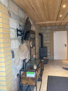 Habitación con pared de piedra, mesa y sillas. en "Heideroses's", en Altenburg