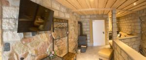 Habitación con TV en una pared de piedra. en "Heideroses's", en Altenburg