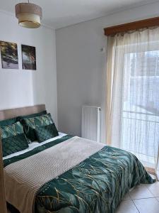 ピレウスにあるH&H cozy retreat ,Fireplace and Parkingのベッドと窓のある寝室