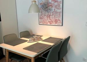 mesa de comedor con 4 sillas y lámpara en Kellenhusen Tor Ankerplatz, en Kellenhusen