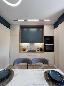 ドゥラスにあるNoir luxury apartmentのダイニングルーム(テーブル、椅子付)、キッチン +13枚の写真