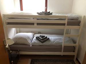 Dos literas en una habitación con ventana. en Ferienwohung Arnstein Nr 2, en Waldeck