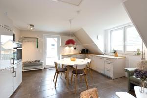 eine Küche mit Tisch und Stühlen in einem Zimmer in der Unterkunft Stieglitz Blick in Marienfelde