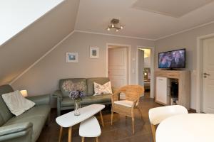 ein Wohnzimmer mit Sofa und Tisch in der Unterkunft Stieglitz Blick in Marienfelde