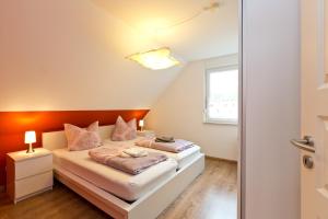 ein Schlafzimmer mit zwei Betten und einem Fenster in der Unterkunft Stieglitz Blick in Marienfelde + 5 Fotos