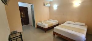 Un pat sau paturi într-o cameră la Hotel Rosa de los vientos