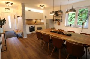 a kitchen and dining room with a wooden table and chairs at Design-Ferienhaus "auf der Schanz" mit privater Sauna - Todtnau-Muggenbrunn, Feldberg im Schwarzwald in Muggenbrunn