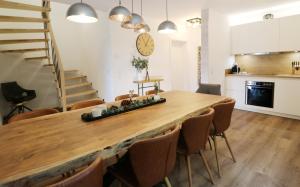 a kitchen and dining room with a large wooden table and chairs at Design-Ferienhaus "auf der Schanz" mit privater Sauna - Todtnau-Muggenbrunn, Feldberg im Schwarzwald in Muggenbrunn