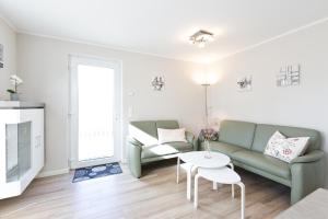 ein Wohnzimmer mit Sofa und Tisch in der Unterkunft Girlitz Nest in Marienfelde