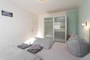 ein Schlafzimmer mit einem weißen Bett und zwei Kissen in der Unterkunft Girlitz Nest in Marienfelde