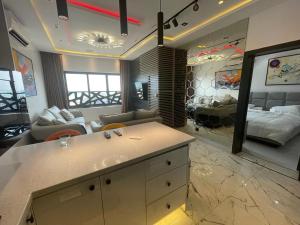 Il comprend une cuisine et un salon avec un canapé et un lit. dans l'établissement Beach Front Apartments I, à Lagos