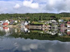 EidsvågにあるSolstrand Fjord Holidayの大水の隣の小さな町